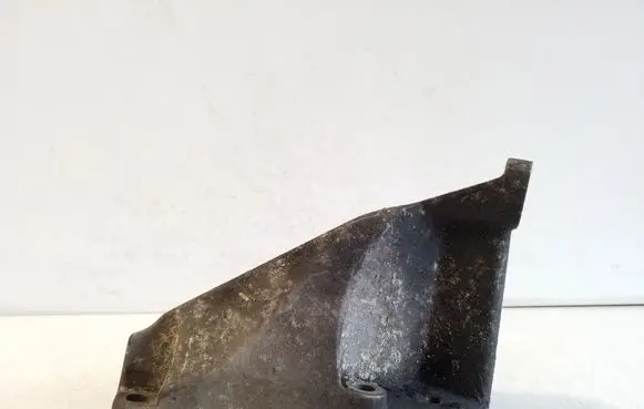 Volkswagen PASSAT B5 Engine mounting bracket 8D0199307J