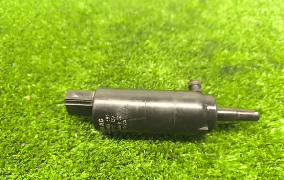 Volkswagen Golf VI Headlight washer pump 3B7955681 3397236