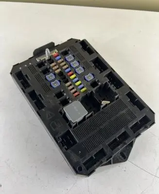 Jaguar XF X250 Fuse module 8X2T14B476AF
