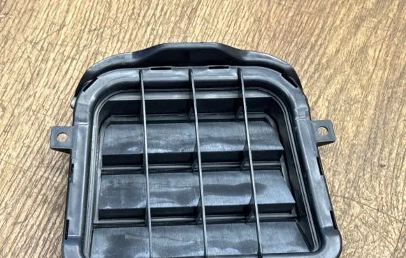 Porsche Macan (95B) Quarter panel pressure vent 8K0819181B