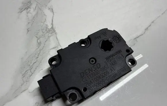 Mercedes-Benz A W176 Air flap motor/actuator CZ1139300857