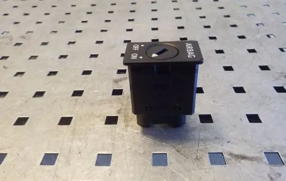Passenger airbag on/off switch