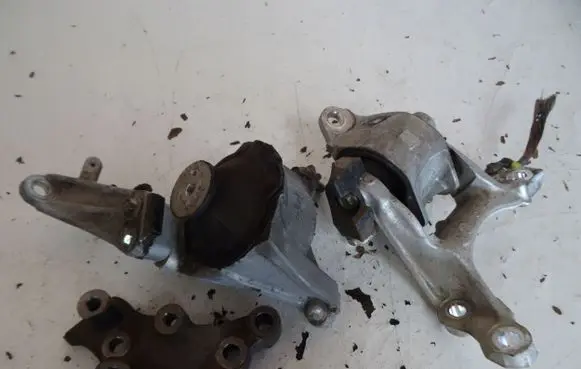 Honda Civic IX Engine mounting bracket