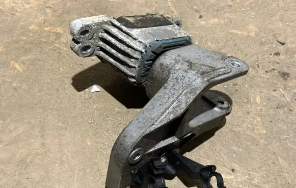Peugeot 508 Engine mount bracket 9685847080