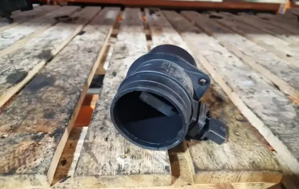 Volkswagen Tiguan Mass air flow meter 0281002735