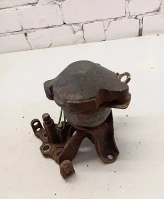 Mitsubishi Endeavor Engine mount bracket