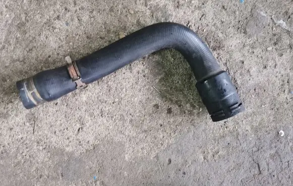 Volkswagen PASSAT B5 Engine coolant pipe/hose