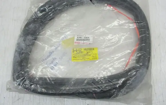 Toyota Avensis T270 Rubber seal loading door 6786152020