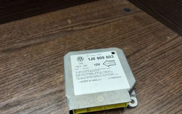Volkswagen Transporter - Caravelle T4 Airbag control unit/module 1J0909603