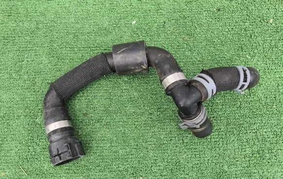 Engine coolant pipe/hose