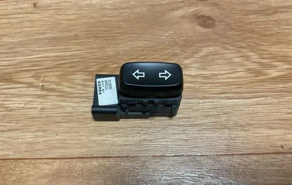 Opel Insignia A Seat control switch 13282592 0111A1