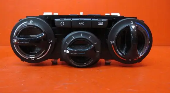 Peugeot 208 Climate control unit E1063071