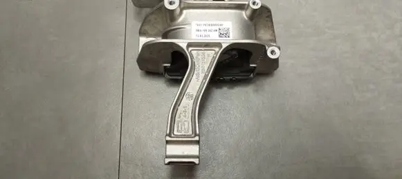 Engine mounting bracket