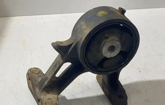 Toyota Avensis T250 Engine mount bracket