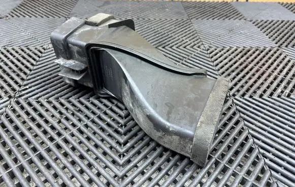 Ram 1500 DT Intercooler air channel guide 72143374