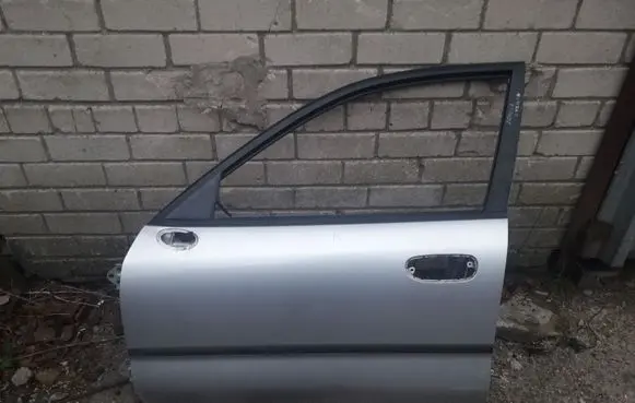 Mitsubishi Carisma Front door