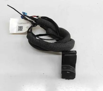Mercedes-Benz GLE W167 USB socket connector A1678209600
