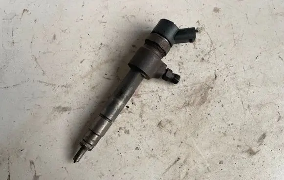 Opel Zafira B Fuel injector 0445110165
