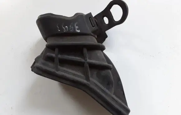 Ford Focus Air intake duct part AV619A675AD