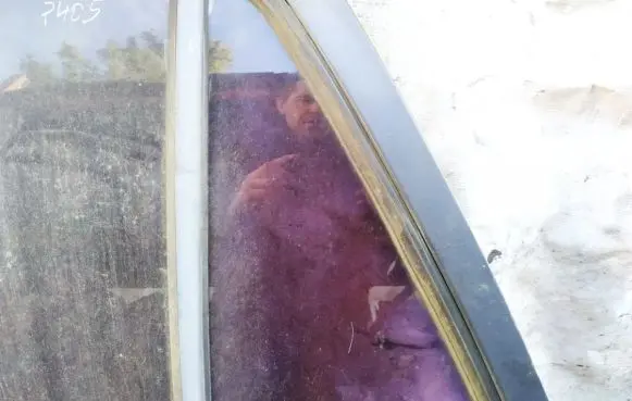Rear vent window glass