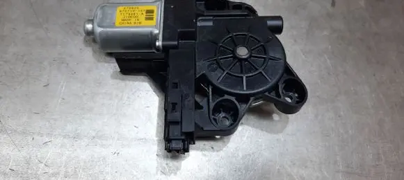 Volvo XC70 Rear door window regulator motor