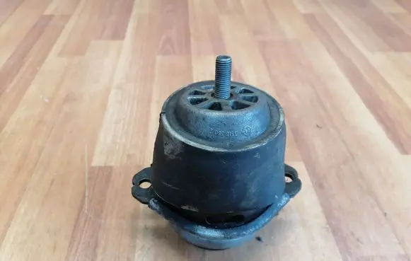 Volkswagen Touareg I Engine mount bracket 7L6199131C