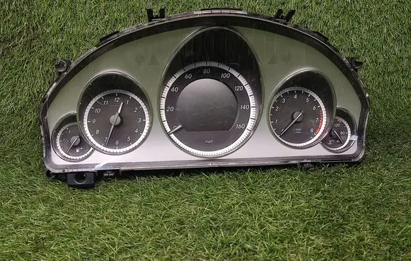Speedometer (instrument cluster)