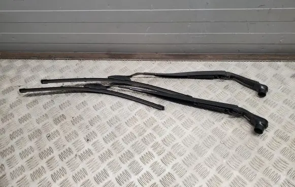 Dodge Durango III Front wiper blade arm