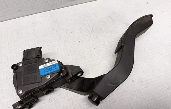 Volkswagen PASSAT B5.5 Accelerator throttle pedal 6PV00837602 8D1723523F