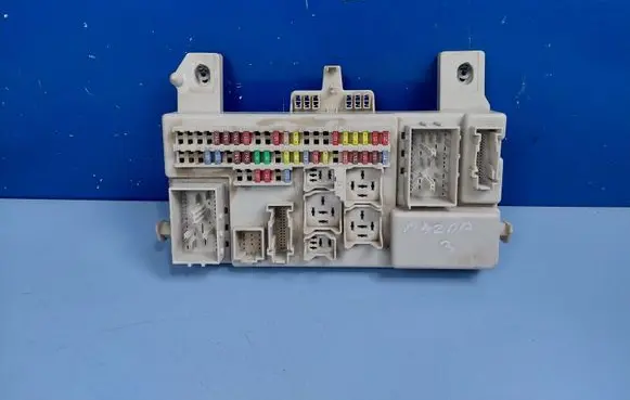 Mazda 3 I Fuse module BP4K66730C 519050033