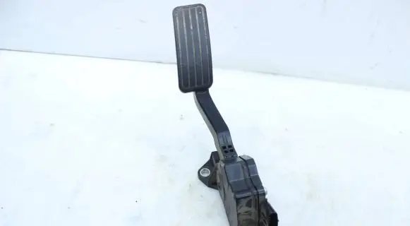 Accelerator throttle pedal