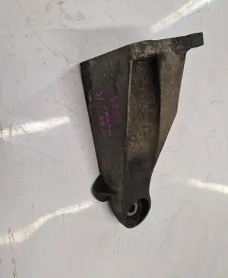 Engine mounting bracket