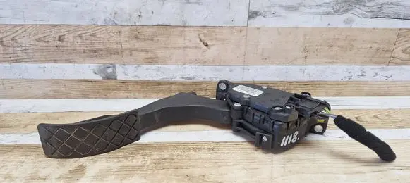 Accelerator throttle pedal
