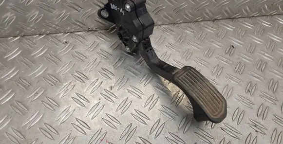 Toyota RAV 4 (XA40) Accelerator throttle pedal 7811042040