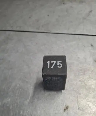 Volkswagen PASSAT B5 Other relay 3A0927181 61233005