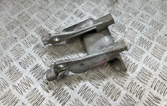 Subaru Outback (BS) Engine mounting bracket