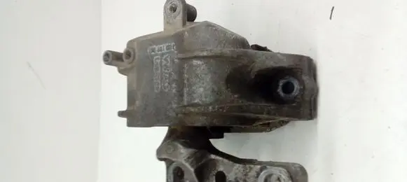 Volkswagen Golf V Engine mount bracket