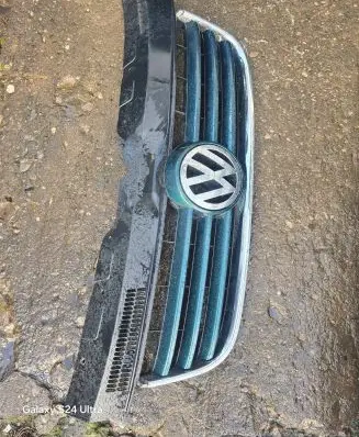 Volkswagen Multivan T5 Front bumper upper radiator grill 7H5807101