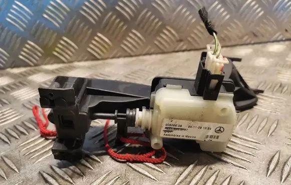 Mercedes-Benz ML W164 Fuel tank cap lock 2518200197