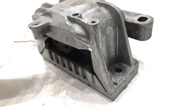 Engine mount vacuum valve
