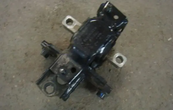 Engine mount bracket
