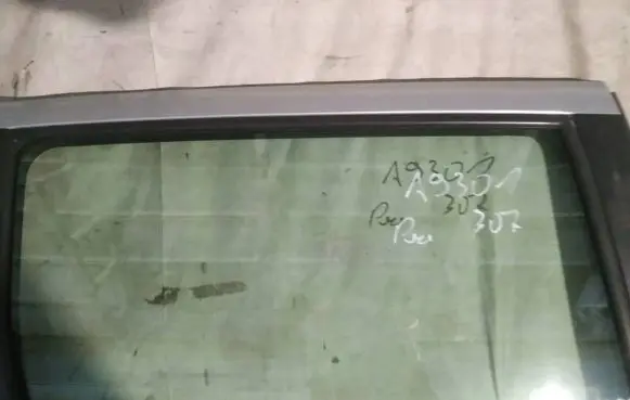 Peugeot 307 Rear door window glass as2