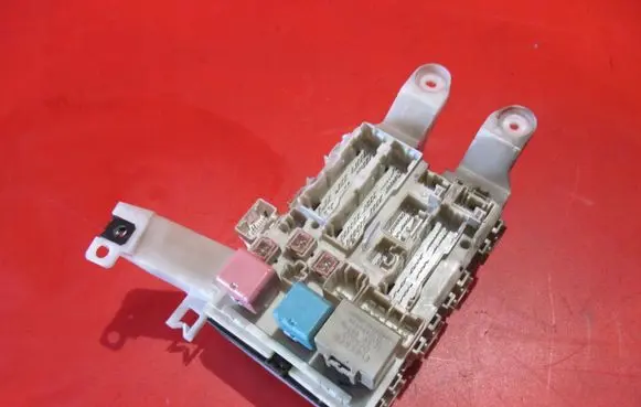 Toyota Auris 150 Fuse module 8273002150A
