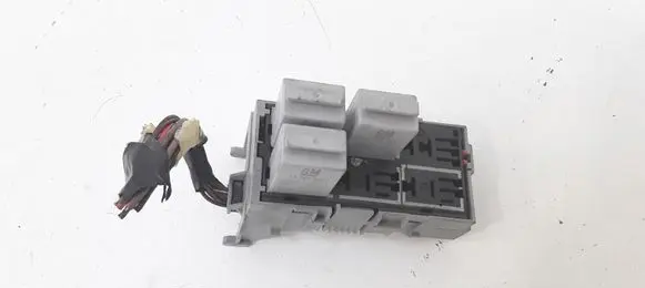 Opel Meriva A Relay mounting block 13100504