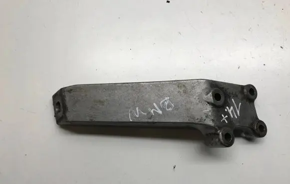 Engine mounting bracket