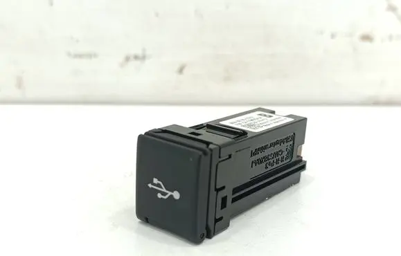 Toyota Highlander XU70 USB socket connector 861900C031 503472 CAETM9X04JA