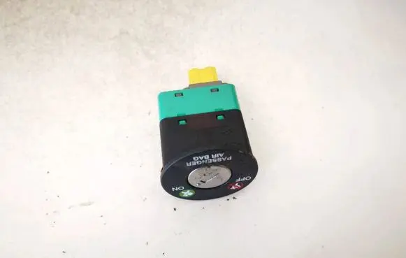 Hyundai Santa Fe Passenger airbag on/off switch 