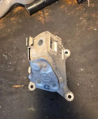 BMW 5 G30 G31 G38 Engine mounting bracket 6870754