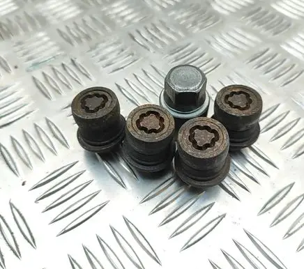 Lexus RC Anti-theft wheel nuts and lock PW45600013