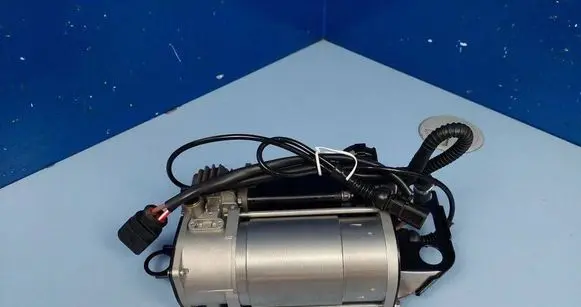 Volkswagen Touareg I Air suspension compressor/pump 7L0616007A 7L8616006 7L0698007